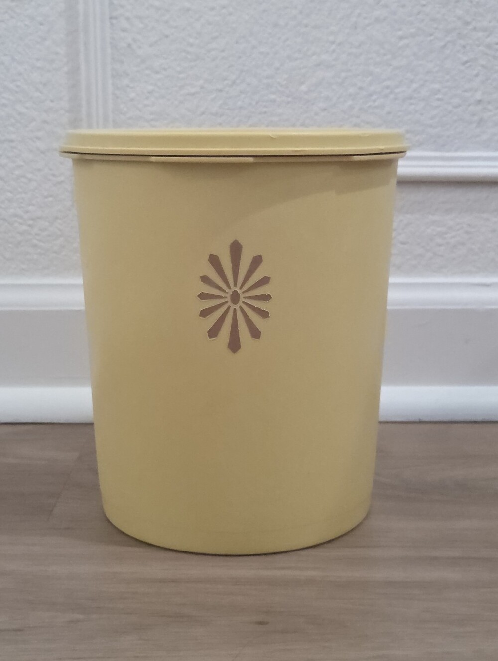 Vtg 1970s Tupperware Harvest Yellow Sunburst Canister #680 w/ Lid USA 7.5" MCM
